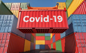 Viele Container, einer mit der Aufschrift Covid-19 