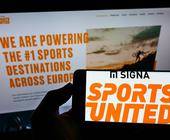 Monitor nd Smartphone mit der Website von Signa Sports United