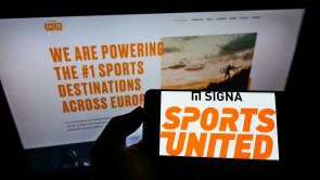 Monitor nd Smartphone mit der Website von Signa Sports United 