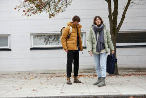 Mann und Frau in Outdoorbekleidung 