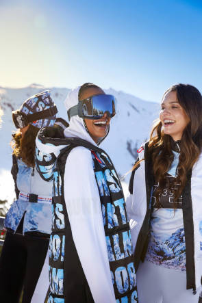 Drei Frauen mit Skibekleidung mit Bergkulisse