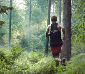 Läufer im Wald