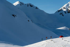 Skifahrer in Winterlandschaft 