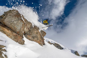 Skifahrer auf Schnee und Fels 