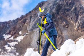 Wintersportler mit Ski und Stöcken 