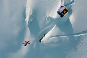 Snowboarder im Tiefschnee 