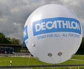 Großer Ballon mit Decathlon-Aufschrift