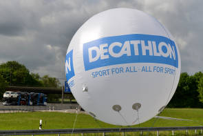 Großer Ballon mit Decathlon-Aufschrift 