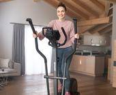 Frau auf Hometrainer