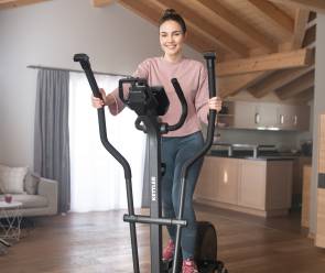 Frau auf Hometrainer 