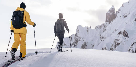 Ski Tour Wanderer im Schnee 