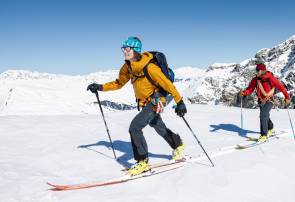 Menschen im Schnee mit Ski 