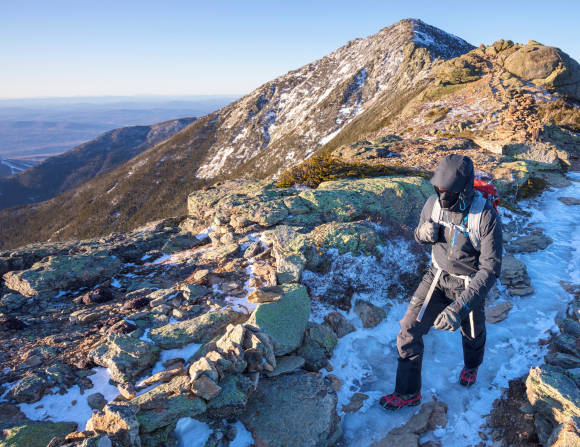 Wanderer mit Spikes, vereister Berg  