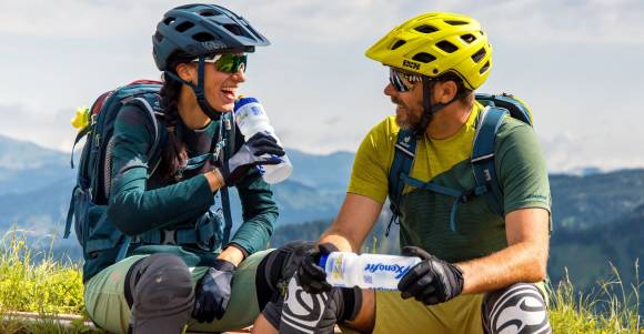 zwei Fahrradfahrer mit Helmen machen Pause 