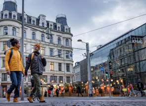 Paar in Innenstadt von Leipzig 