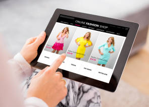Nutzer kauft online ein Kleid mit dem Laptop 