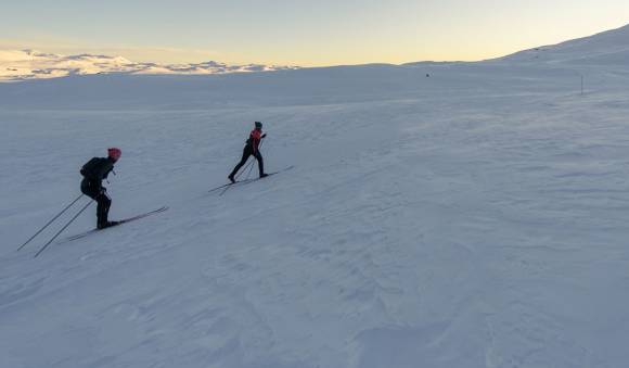 Tourengeher im Schnee mit Ski  