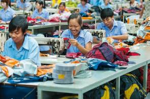 Textilfabrik in Asien mit Mitarbeitern 