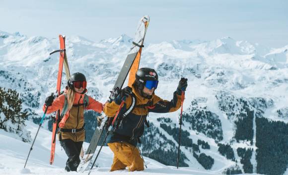 Zwei Skitourengeher im Gebirge 