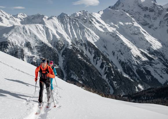 Tourengeher mit Ski  