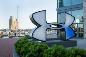 Logo von Under Armour vor der Firmenzentrale in Baltimore 