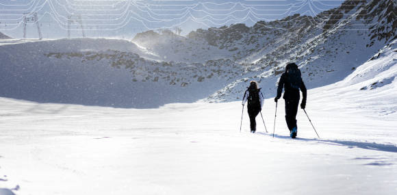 Zwei Tourengeher im Schnee 