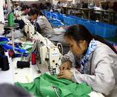 Arbeiterinnen in Textilfabrik in Asien