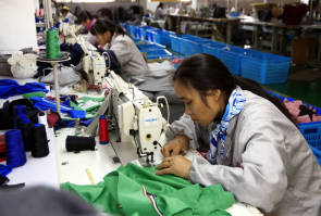 Arbeiterinnen in Textilfabrik in Asien 