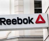 Reebok-Logo auf einem Ladenschild