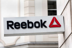 Reebok-Logo auf einem Ladenschild 