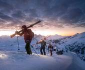 Skitourengeher im Sonnenaufgang