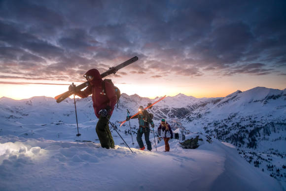 Skitourengeher im Sonnenaufgang 