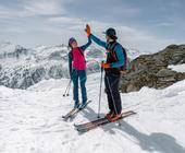 Zwei Personen auf Skiern im Schnee