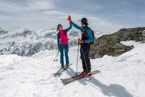 Zwei Personen auf Skiern im Schnee 