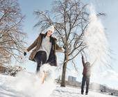 Mann und Frau im Schnee