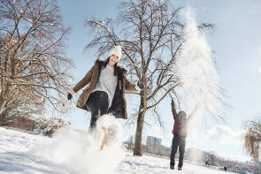 Mann und Frau im Schnee 