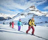 Snowboarder beim Aufstieg im Schnee