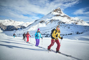 Snowboarder beim Aufstieg im Schnee 