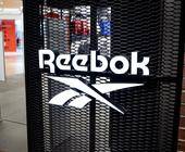 Logo von Reebok an einem Laden