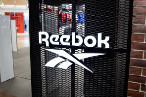 Logo von Reebok an einem Laden 