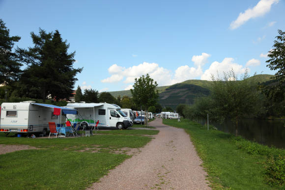 Wohnmobile auf einem Campingplatz 