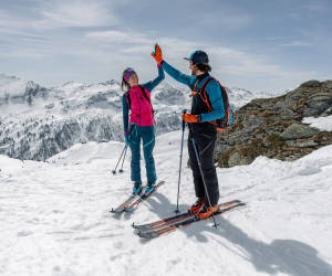 Zwei Skitourer geben High-five