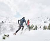 Zwei Personen beim Snowjogging
