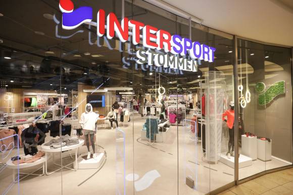 Eingang des Sportgeschäfts Intersport Stommen 