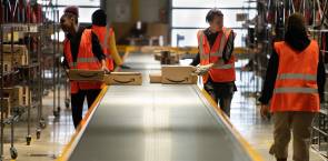 Amazon Mitarbeiter in Logistikzentrum 