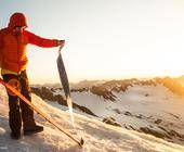 Mann bringt Skifelle an im Gebirge