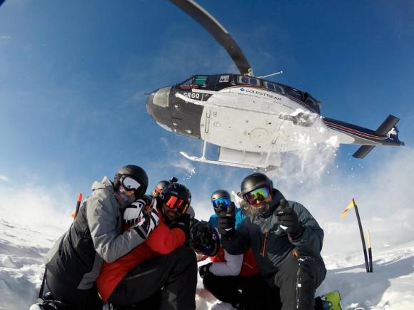 Menschen in Skibekleidung und Helikopter 