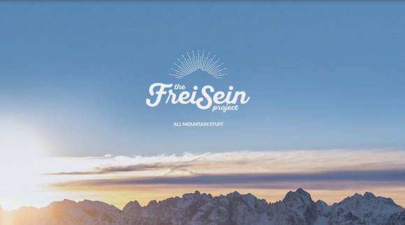 Himmel über Gebirgslandschaft mit FreiSein-Logo