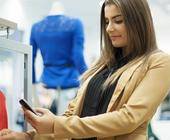 Frau beim Shopping mit Smartphone