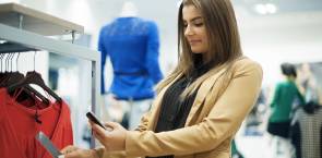 Frau beim Shopping mit Smartphone 